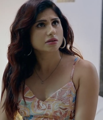 Tanya Chatterjee in ullu web series 'Desi Kisse Na Umra Ki Seema Ho'