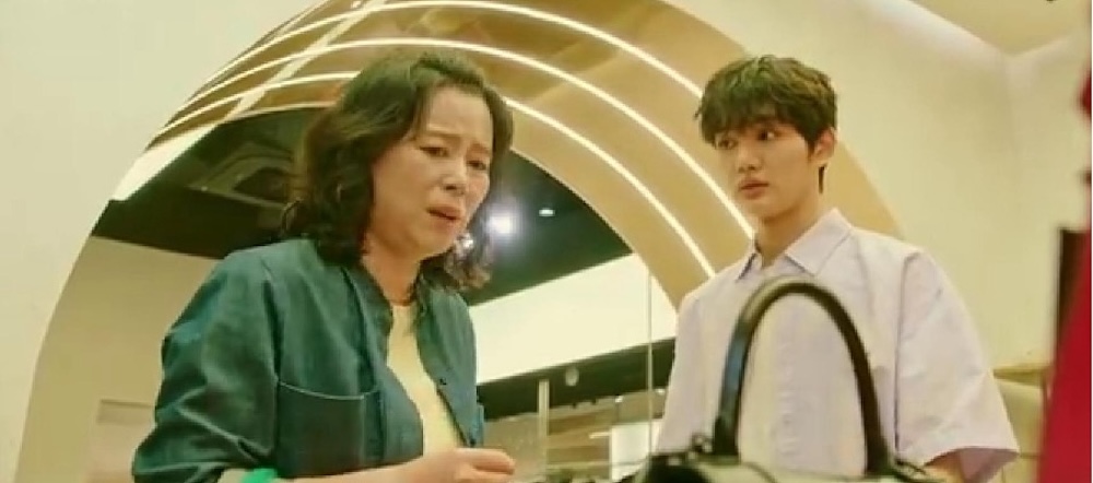 Episode 16 Scene - Nam Ba Da takes his mother for Shopping to buy a bag