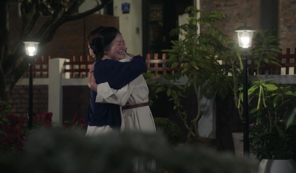 Episode 3 Scene - Eun Su-Hyun cries in her mother's arms