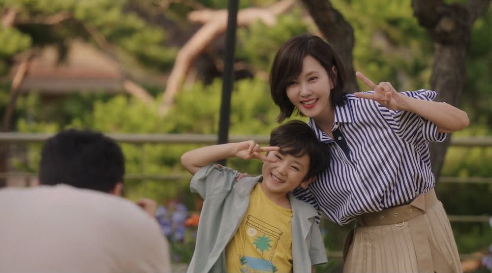 Episode 1 Scene - Eun Su-Hyun with her husband and son Kang Geon-woo.