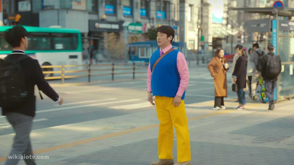 Chicken Nugget - Episode 1 Scene - Ko Baek-Joong walks through the streets, singing aloud and composing a song