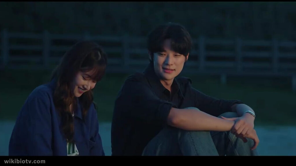 Na Ah Jeong and Lee Ji-Han enjoys sunset