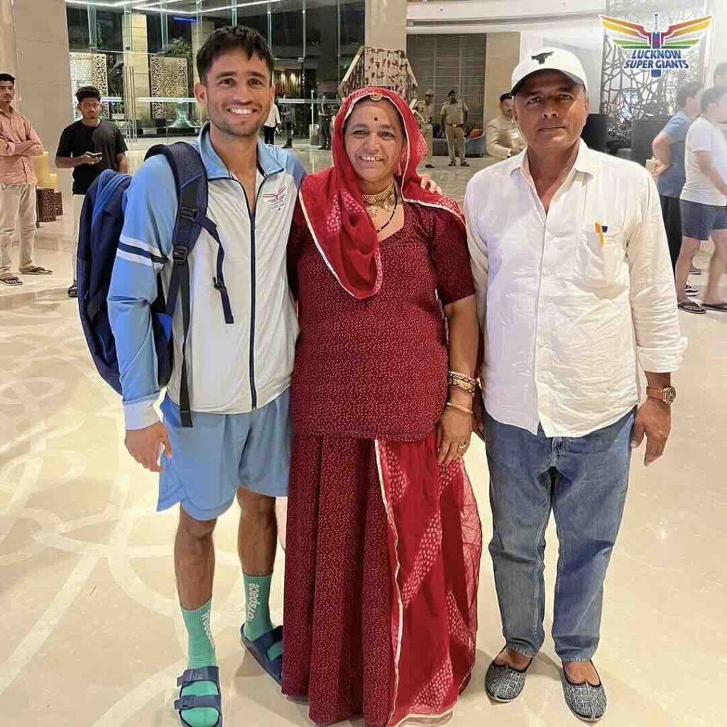 Ravi Bishnoi Pic with his parents
