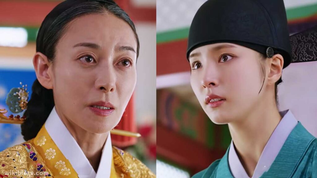 The king's mother is suspicious that Kang Hee-soo is a woman and orders her people to take off her hat.