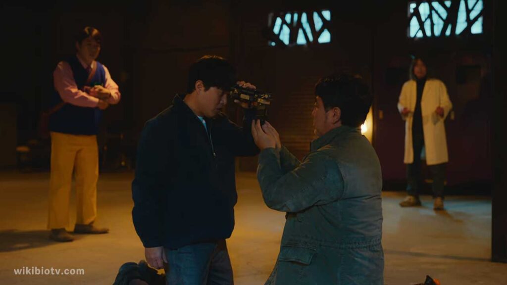 Episode 6 Scene - Yoo Tae-man forces Choi Seon Man to hold the gun and then points it at his own forehead