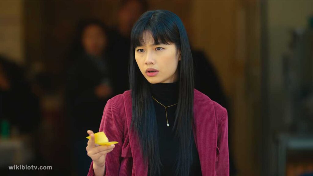 Episode 3 Scene - A girl appears in character and reveals that the chicken nugget isn't Choi Seon Man's daughter