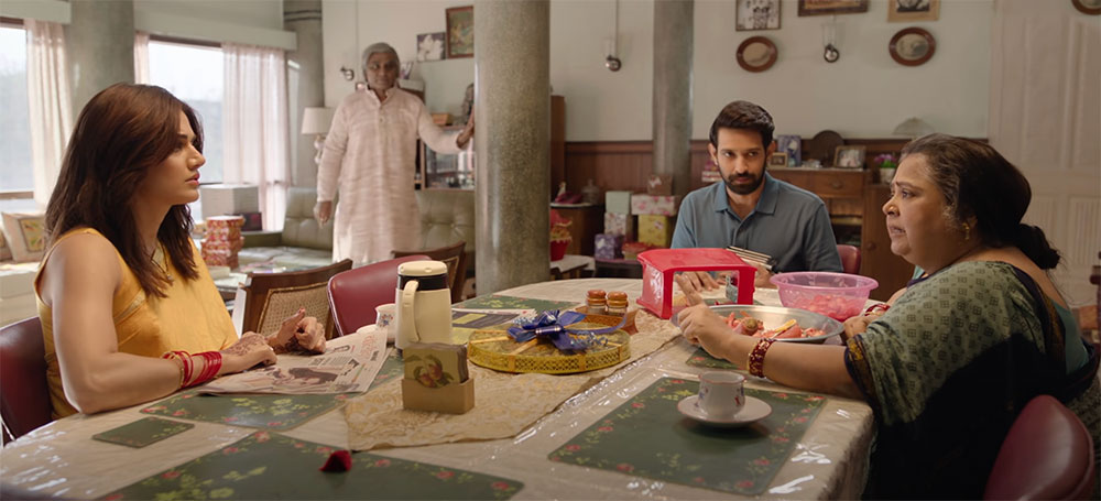 Haseen Dilruba - A comic scene where husband (Rishabh) Sandwiched between mother and wife