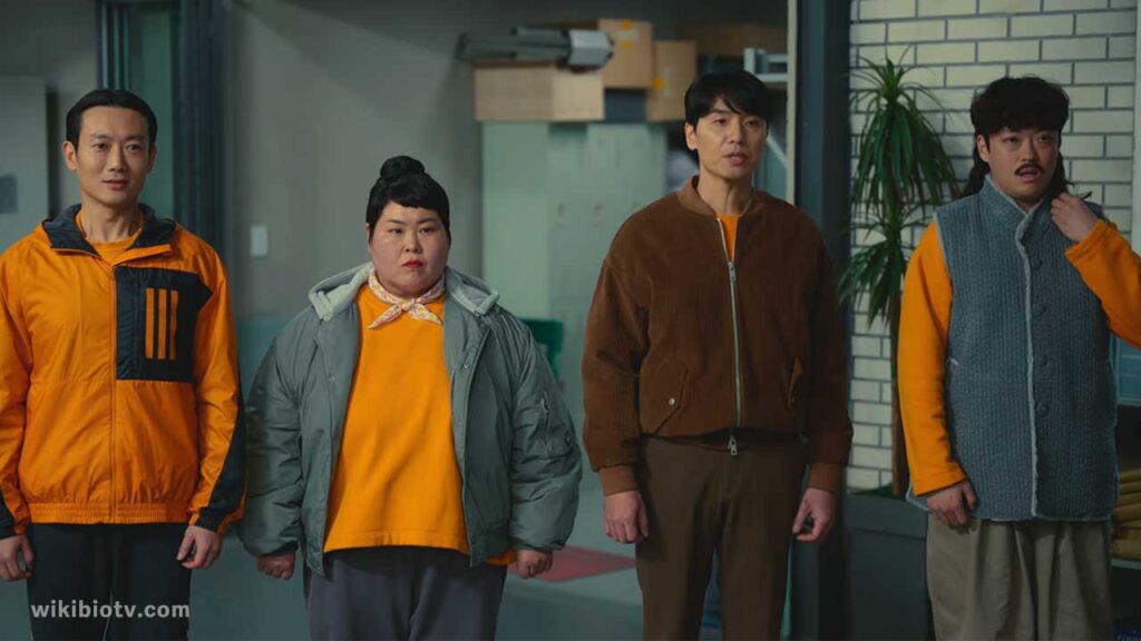Episode 8 Scene - restaurant workers arriving at Ko Baek Joong's workplace