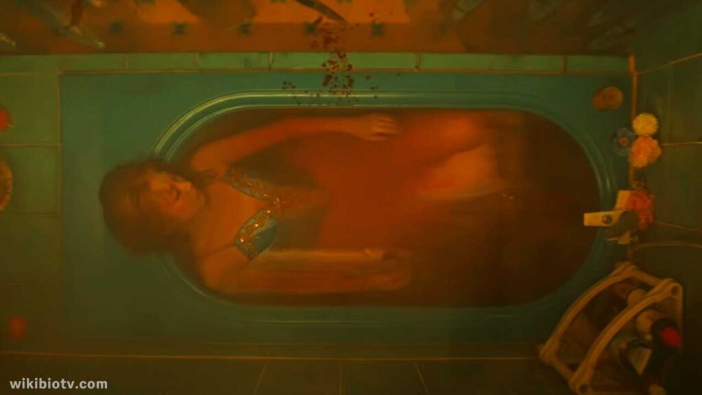 A scene where Jang Ok-ju discovers her friend's body in a bath tub
