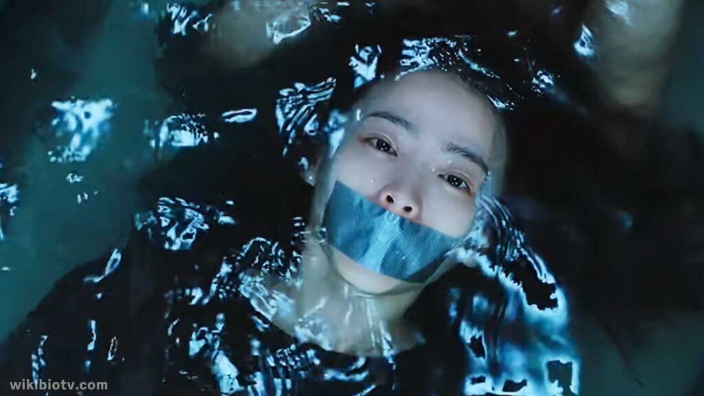 A still image from movie 'Unlocked' where Oh Jun Yeong submerges Lee Na-Mi and her father in a bathtub