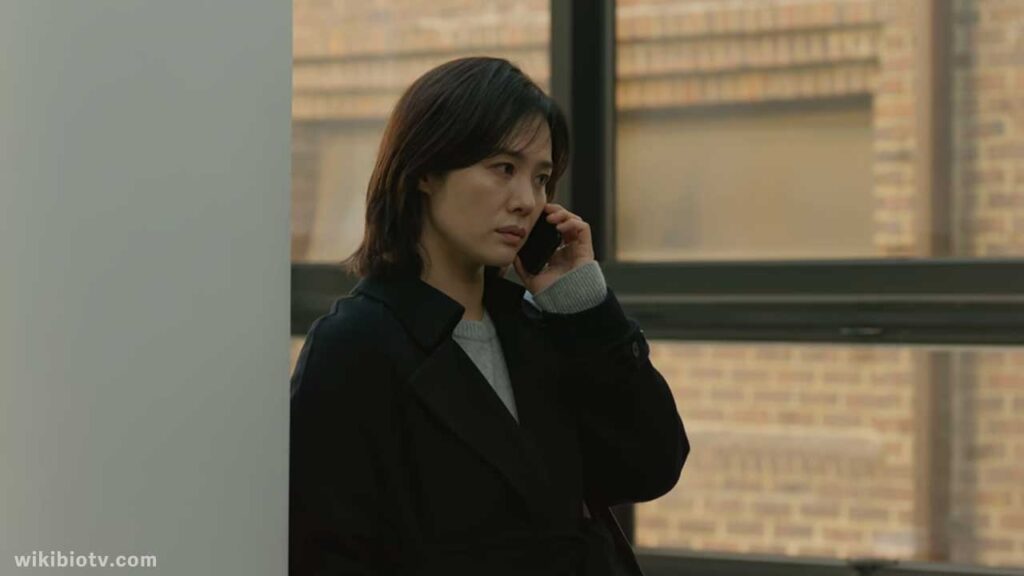 Introducing the main character 'Yoon Seo-ha', who gets a call from police station that her uncle has died.