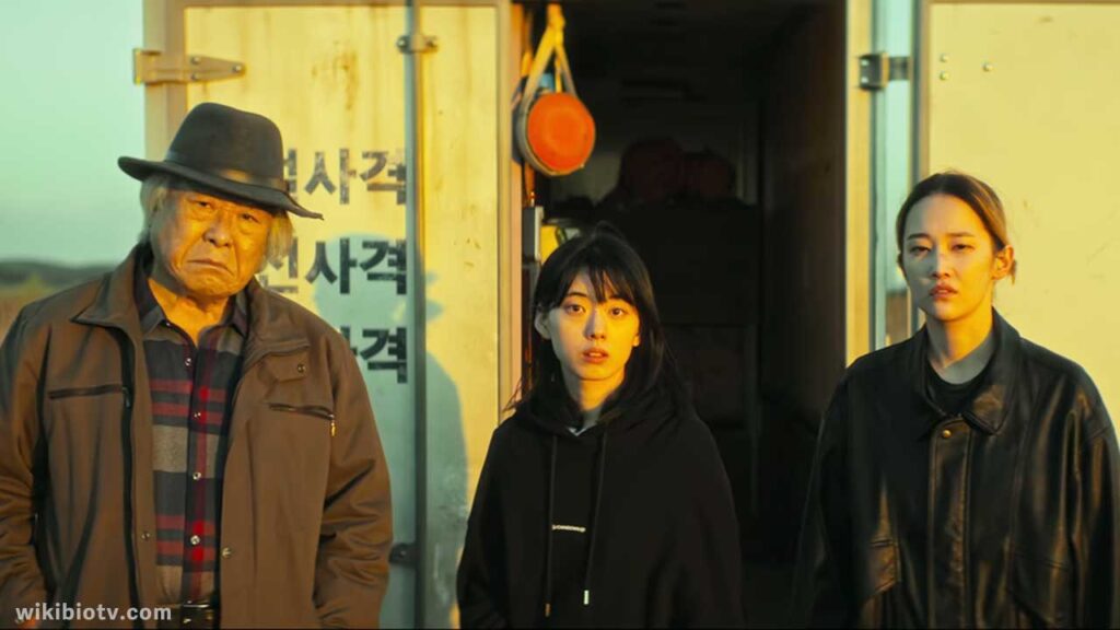 Jang Ok-ju teams up with a high school girl and buys a gun from an old couple