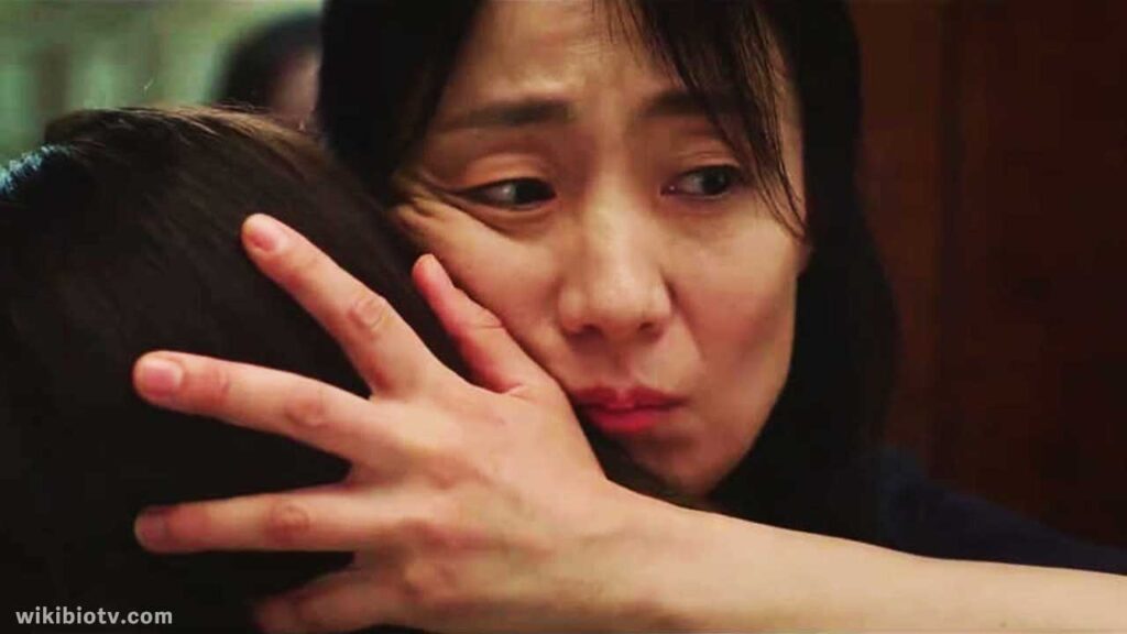 The scene where Na Ah Jeong breaks down and cries in her mother's arms
