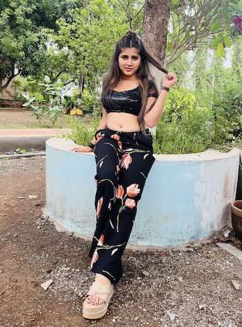 Ullu Web Series 'Bade Achhe Lagte Hai' Cast, Actress Real Name, Photos, Release Date, Plot Summary, Episodes & More 1 Sarika Salunkhe is playing the role of Sanyogita in Ullu web series 'Bade Achhe lagte Hai'